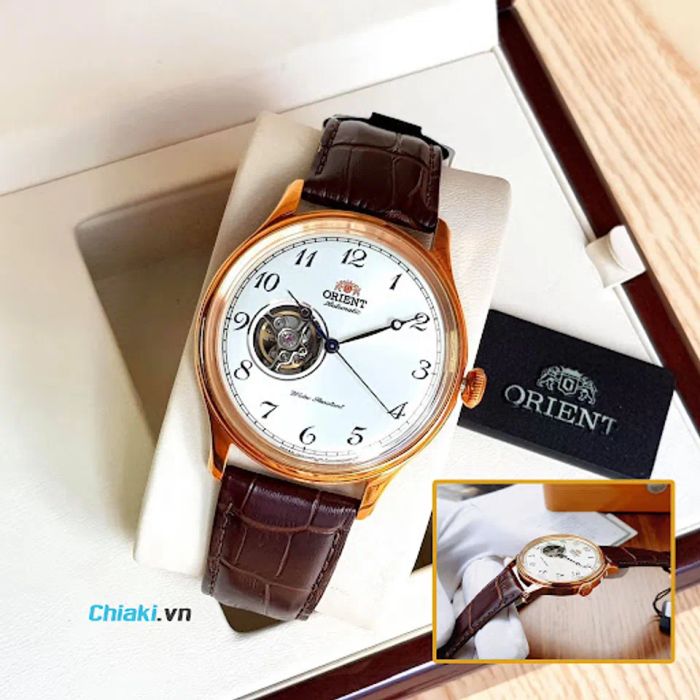 Đồng hồ nam lộ máy Orient RA-AG0002S10B, Size 40mm nổi bật với thiết kế đơn giản, tinh tế, màu vàng Gold cổ điển bao quanh viền máy. Thiết kế lộ máy bản Open Heart trong suốt giúp phô diễn một phần bộ máy bên trong, mang đến một phong cách trẻ trung và đầy nam tính.