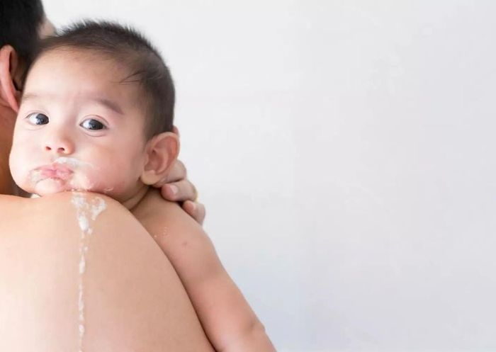 Trẻ bị nôn sau khi bú cũng là một trong những nguyên nhân khiến trẻ tăng cân kém. Nguồn từ Being the parent