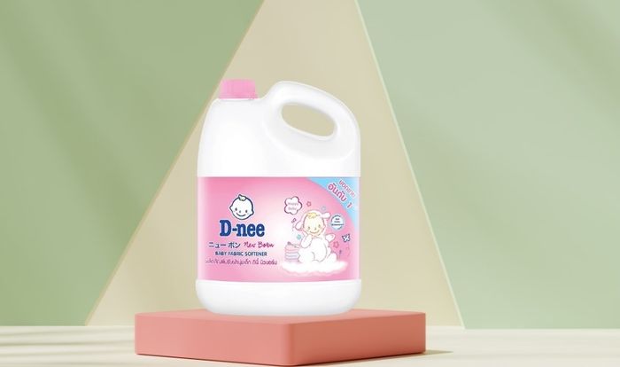 Nước xả cho bé D-nee Hồng hương hoa cỏ can 2.8 lít