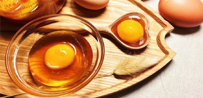 Đồ ăn cho chó từ lòng đỏ trứng gà - Làm đẹp cho lông
