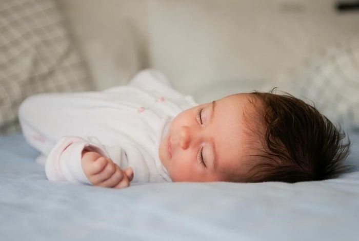 Tại sao khi em bé ngủ, đầu và gáy ấm mà tay chân lại lạnh? (Ảnh: Freepik)