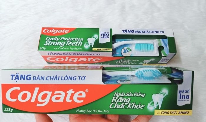 Bộ combo kem đánh răng và bàn chải Colgate Ngừa Sâu Răng hương bạc hà từ 6 tuổi dung tích 225g