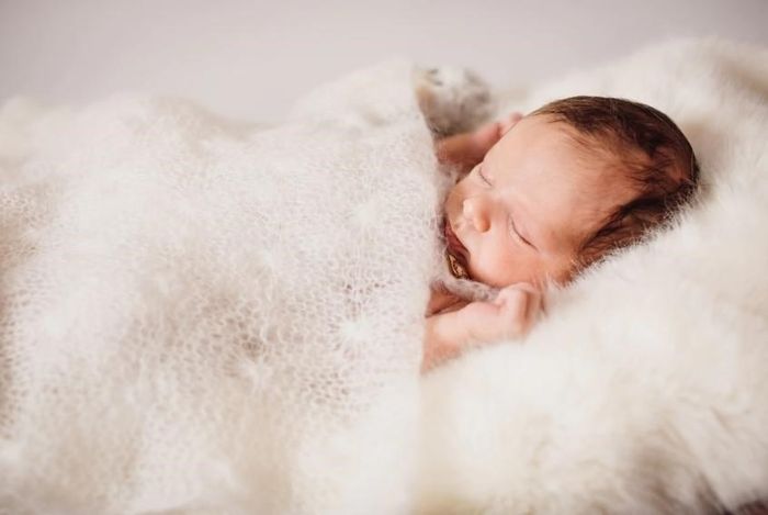 Bé ngủ qua đêm tức là giấc ngủ ban đêm của bé rất tốt (Ảnh: Freepik)