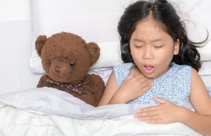 Viêm họng cấp thường là biểu hiện phổ biến khi nhiễm Adenovirus. Hình: Canva