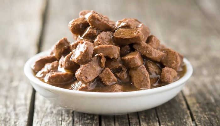 Pate cho chó là thức ăn dễ tiêu hóa được làm từ thịt và gan động vật.