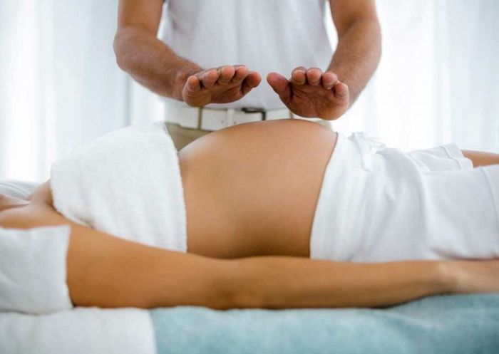 Những điều cần lưu ý khi thực hiện massage cho phụ nữ mang thai. (Nguồn: ganeshhealing)