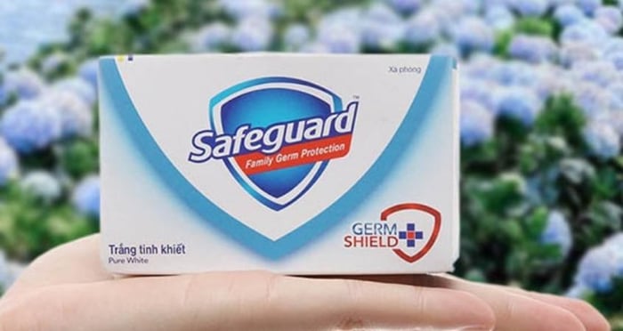 Xà bông cục Safeguard trắng tinh khiết 135g làm sạch và tiêu diệt vi khuẩn có hại.