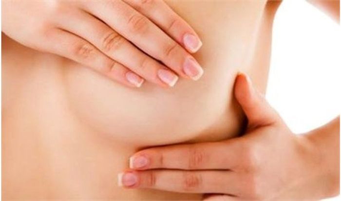 Mẹ massage ngực bằng cách sử dụng 2 bàn tay đặt lên bầu ngực