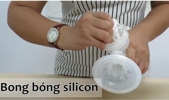 Lắp đặt đệm silicone vào phễu hút của máy hút sữa