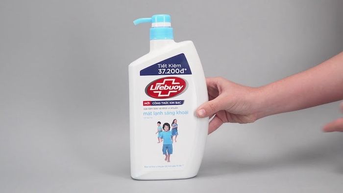 Sữa tắm Lifebouy hương thơm nhẹ nhàng, dung tích 833 ml, tiêu diệt 99.99% vi khuẩn có hại cho da.