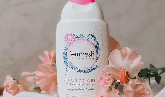 Dung dịch vệ sinh phụ nữ Femfresh Ultimate Care Soothing Wash hương hoa cúc 250 ml