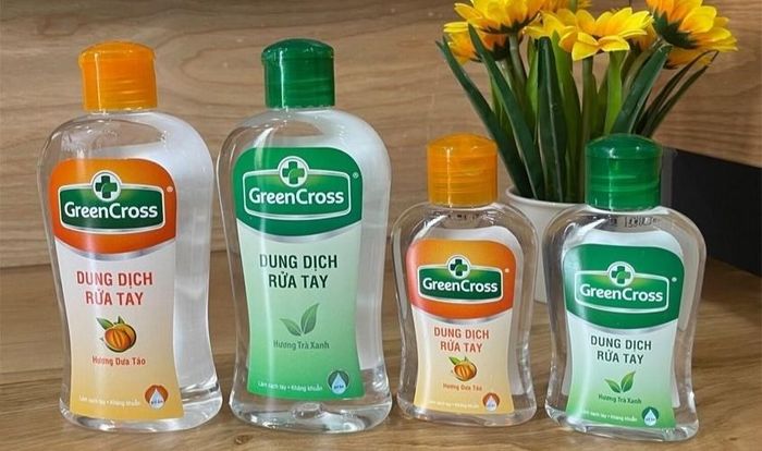 Nước rửa tay Green Cross có chứa các thành phần an toàn, giúp dưỡng ẩm cho da tay.