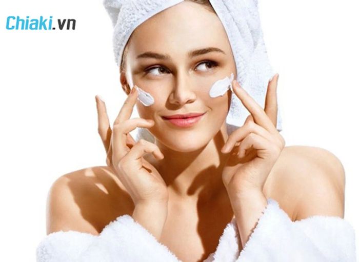 Chọn kem chống lão hóa có chứa thành phần dưỡng ẩm để giúp da mềm mại và căng mọng.