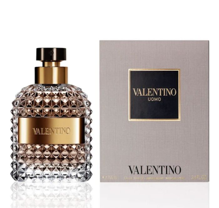 Valentino Uomo Eau De Toilette mang lại hương thơm La Mã sâu sắc từ những thành phần chất lượng cao nhất, kết hợp tinh chất tuyết tùng và Cam Bergamot. Gợi ý của vani và hoa sim tạo nên sự thay đổi bất ngờ, tôn vinh sự sang trọng nam tính.