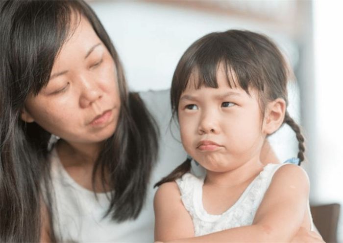 Cha mẹ nuôi dạy con cái trong phạm vi tự do. Nguồn từ theasianparent