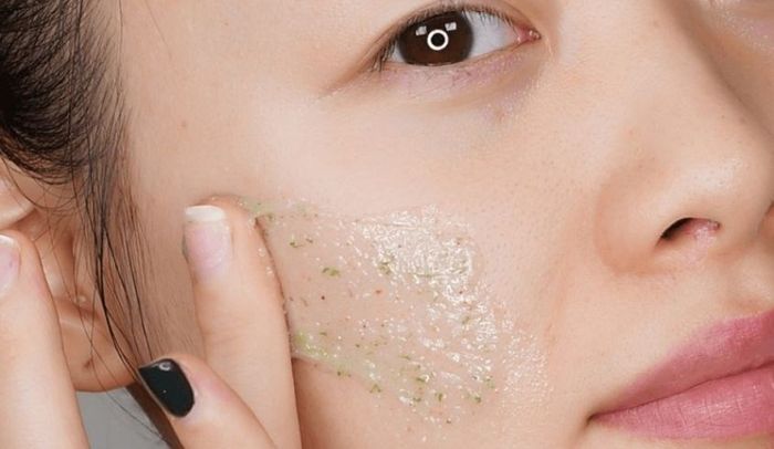 Hạt scrub trong sữa rửa mặt giúp loại bỏ tế bào chết một cách hiệu quả