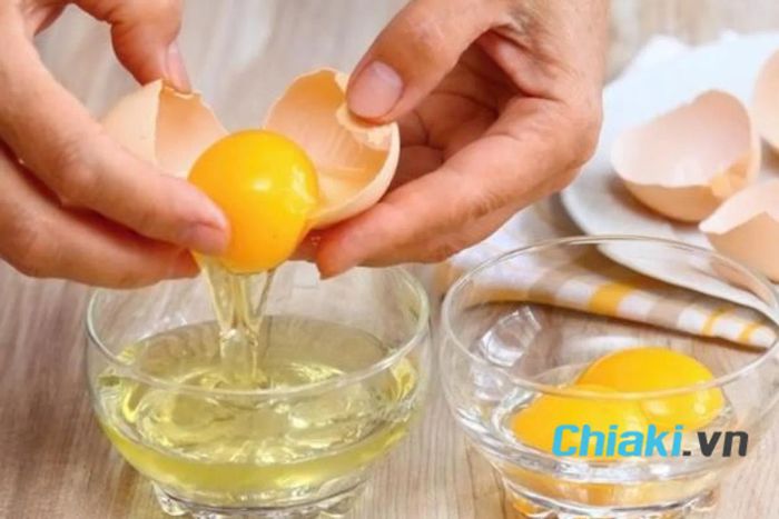 Đắp lòng trắng trứng gà lên mặt