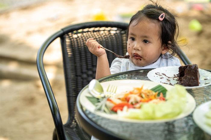 Việc trẻ tự ăn giúp khuyến khích phát triển kỹ năng vận động.