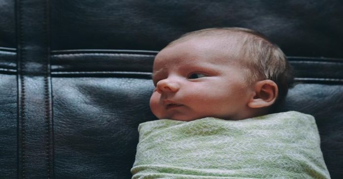 Việc quấn tã giúp giữ ấm cho bé, làm cho bé cảm thấy êm dịu và tăng cơ hội cho giấc ngủ ngon. (Nguồn hình: unsplash)