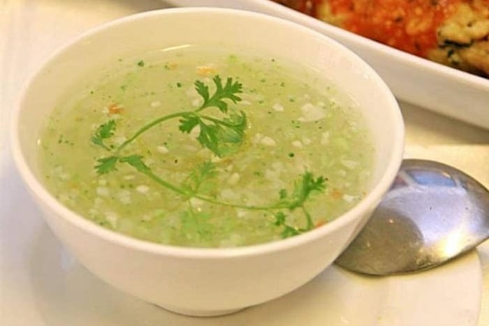 Mẹ nấu cháo bí xanh hạt quinoa cho bé ăn dặm thơm ngon