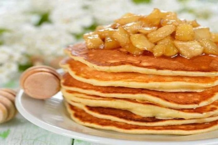 Bánh pancake táo cho bé ăn dặm. Ảnh: Freepik