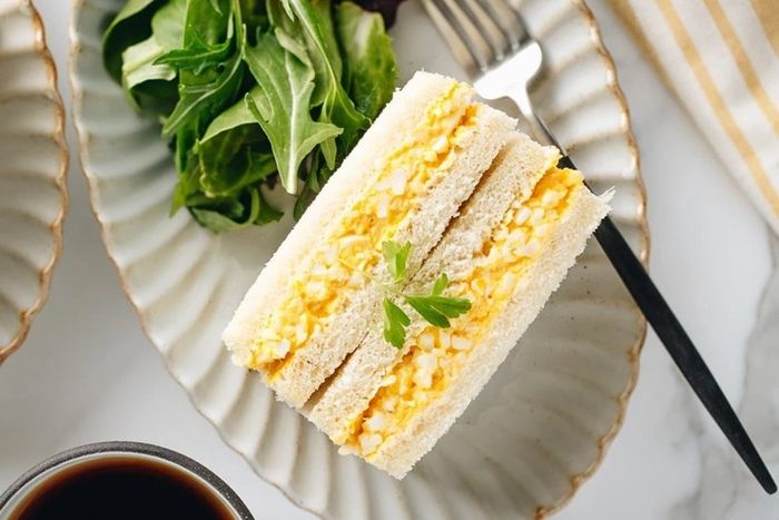 Bữa sáng giảm cân đầy đủ dinh dưỡng với sandwich trứng rau củ