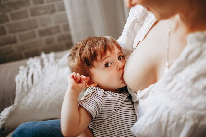 Sữa mẹ là lựa chọn tốt nhất cho bé. (Nguồn: Unsplash, tác giả: Helena Lopes)