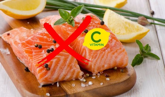 Khi ăn hải sản sau sinh, mẹ cần tránh kết hợp với các thực phẩm giàu vitamin C