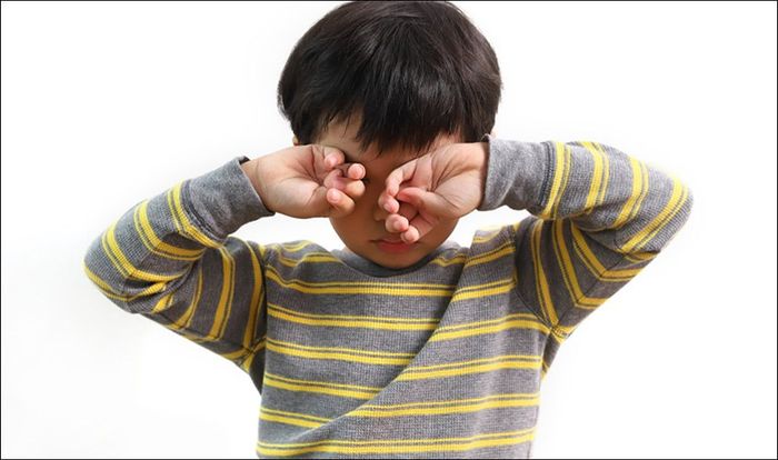 Nhăn mắt là dấu hiệu của cận thị ở trẻ em