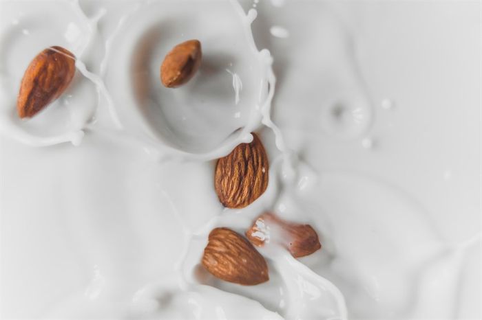 Sữa hạnh nhân có ít protein hơn sữa bò. (Nguồn: Unsplash, tác giả: Austin Wilcox)