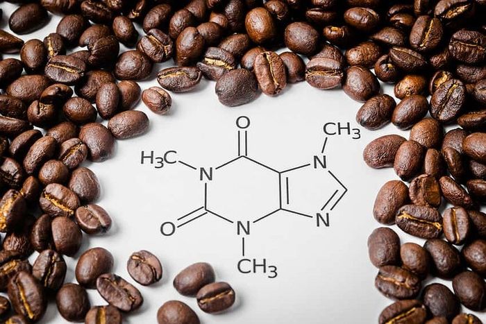 Trào lưu sử dụng đồ uống chứa caffeine cũng là một trong những nguyên nhân khiến sữa mẹ giảm.