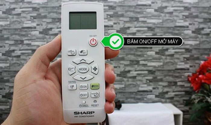 Nhấn ON/ OFF để bật điều khiển điều hòa Sharp