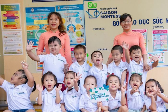 Giáo viên và học sinh tại Trường Mầm non Sài Gòn Montessori