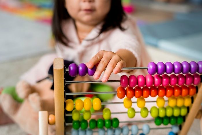 Đồ chơi montessori có màu sắc tự nhiên, dễ nhìn