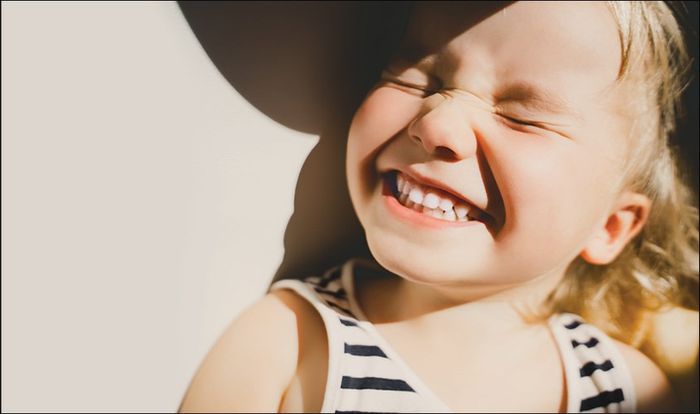 Mắt trẻ nhạy cảm với ánh mặt trời, đèn trong nhà, nheo mắt, hoặc lấy tay che mắt khi có ánh sáng chiếu vào. Đây có thể là dấu hiệu của cận thị.