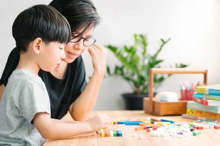 Giáo viên trong phương pháp Steiner đóng vai trò dìu dắt và hướng dẫn trẻ