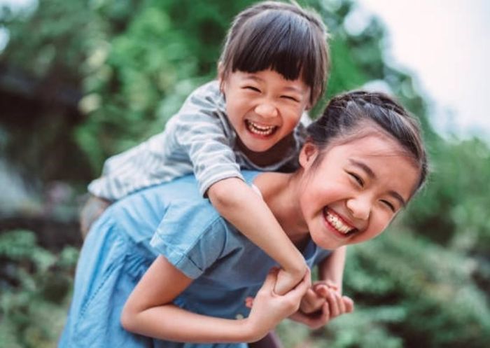 Khuyến khích trẻ hỗ trợ người khác. Nguồn: Getty Images.