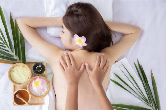 Massage lưng thường xuyên giúp cải thiện tuần hoàn máu (Ảnh: Canva)