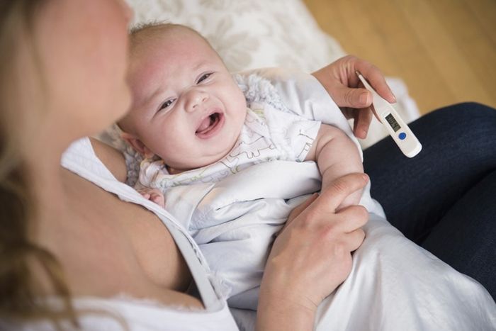 Nhiệt Độ Trên 38 Độ C và Khó Chịu: Dấu Hiệu Trẻ Sốt Sau Khi Tiêm Phòng
