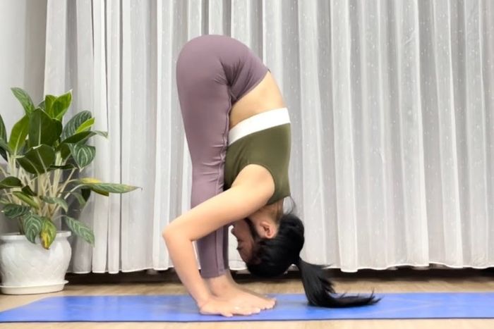 Tư thế yoga sau sinh - Gập người, thẳng gối