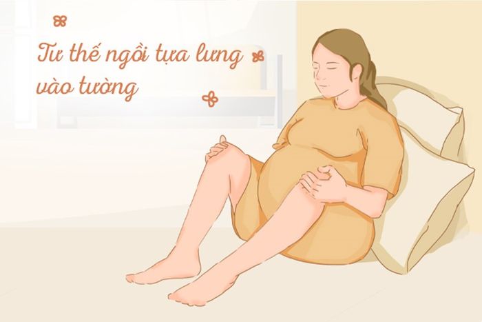 Tư thế chuyển dạ nhanh bằng cách ngồi tựa lưng vào tường