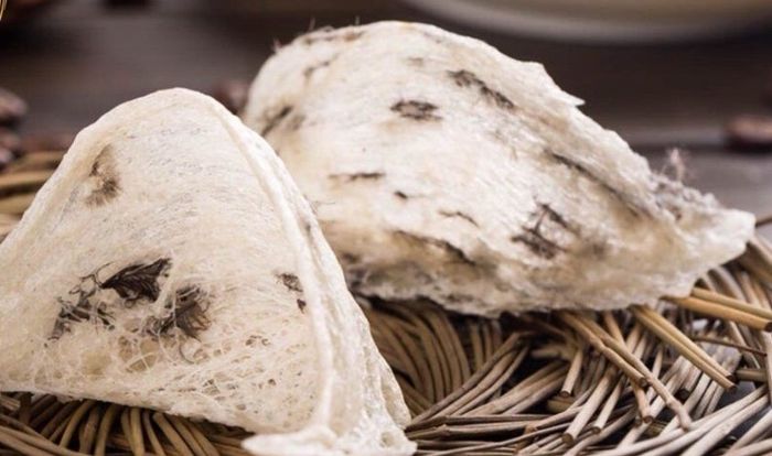 Yến thô chưa qua chế biến nên vẫn chứa lông và tạp chất