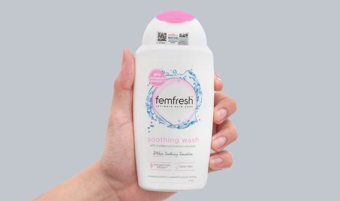 Dung dịch vệ sinh phụ nữ Femfresh Ultimate Care Soothing Wash hương hoa cúc 250 ml