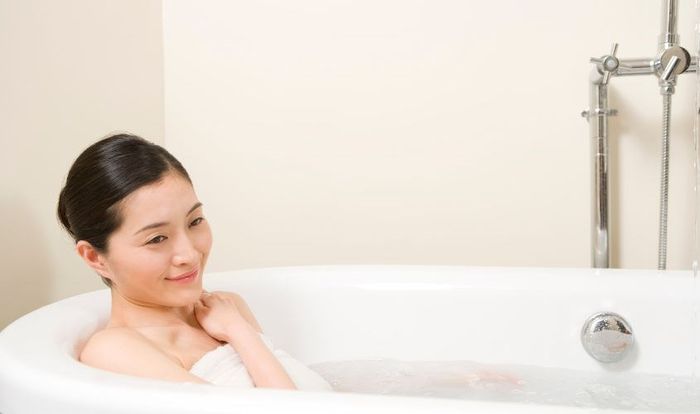 Sử dụng Evamost và massage nhẹ nhàng để làm sạch khu vực nhạy cảm.