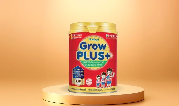 Sữa bột Nutifood GrowPLUS+ đỏ hương vani 900g (dành cho trẻ từ 1 tuổi) để giúp trẻ suy dinh dưỡng và thấp còi.