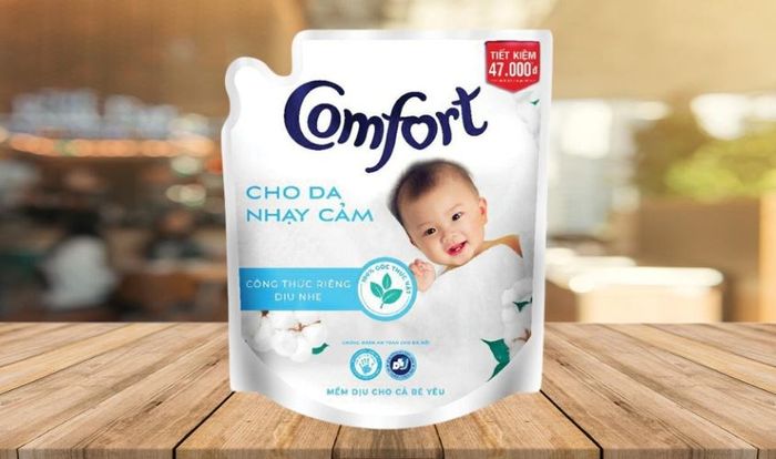 Nước xả Comfort cho bé da nhạy cảm hương phấn dịu nhẹ túi 2.6 lít