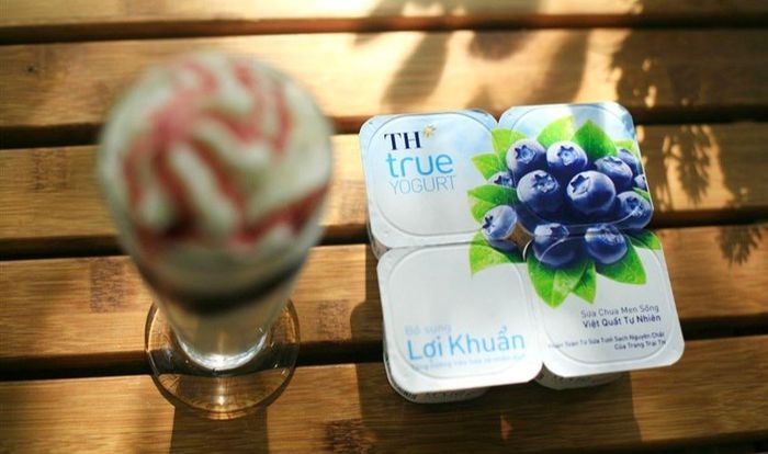 Hộp sữa chua trái cây TH true YOGURT vị việt quất 100g (phù hợp từ 1 tuổi)