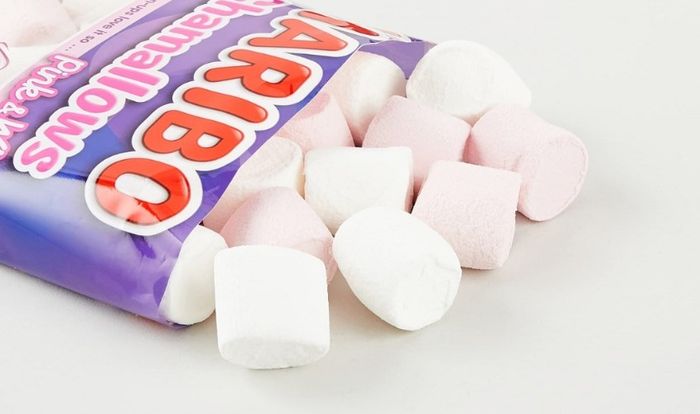 Kẹo xốp marshmallow Haribo Chamallows Pink & White vị vani trong gói 70g (phù hợp từ 3 tuổi trở lên)