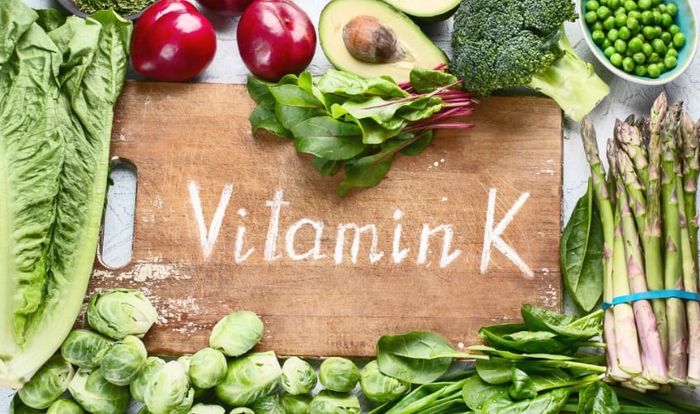 Vitamin K có trong các loại rau như cải xoăn, rau diếp, rau bina,...