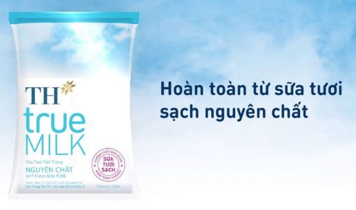 Sữa tươi tiệt trùng TH true MILK không đường 220 ml (dành cho trẻ từ 1 tuổi)